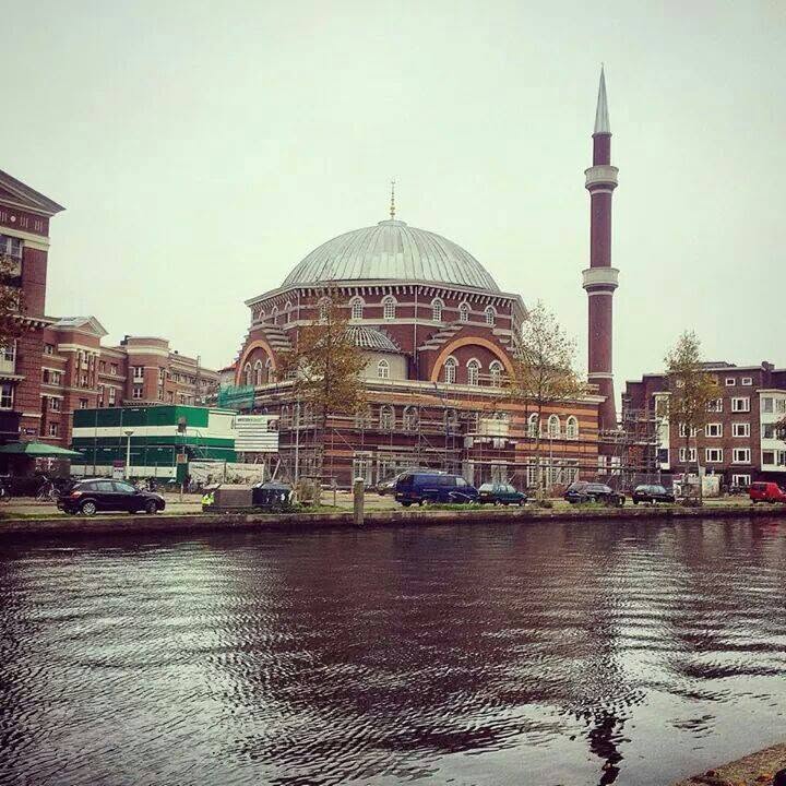 De Westermoskee in Amsterdam vanaf het water - koepel en minaret